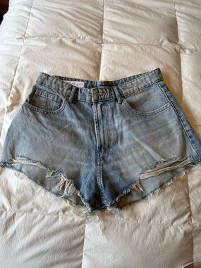 Zara med rise denim cut off shorts . Perfect condition, never worn!